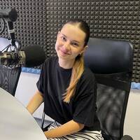 Rozhovor s... Ella Folprechtová, zpěvačka (vysíláno 20.7.2026) by Radio MB