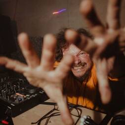 Listen to Garage music and sounds