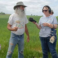 Gardarem la terra - Balade à travers champs de la ferme "Lo Biais Al Maset" à Virac by Radio Albigés