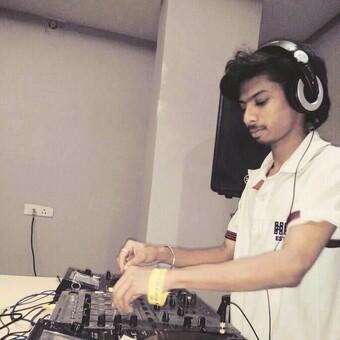 Dheeraj Disc Jockie