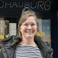 Bernd Sahling im Gespräch mit der Regisseurin Ann Carolin Renninger über ihren Film WIR SIND SO VIELFACH ODER DAS LEBEN IM VIELLEICHT (DE 2025) by DOXS RUHR-Podcast: Talking 'bout realities