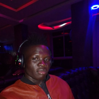 DjKing G&euml;&euml;