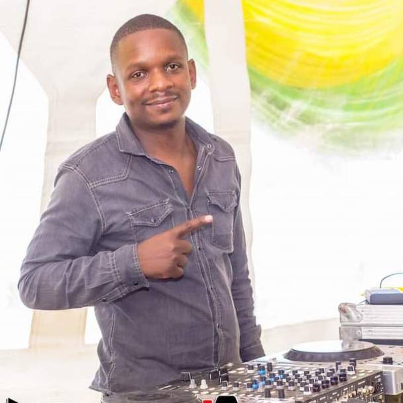 DJ BRAYO FT Mc LUNATIK(UHURU GARDENS LE 63 LOUNGE)