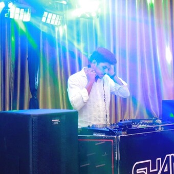  Charindu Fernando (DJ Neon)