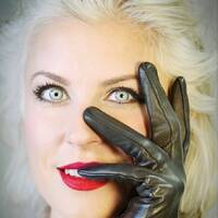 EVELYN TOOMISTU - Handschuhe, Design, Mode - OhOhOhs Kollaboration - Atelierfrankfurt - Frankfurt - [ GERMANY ] by Radio X Interviews