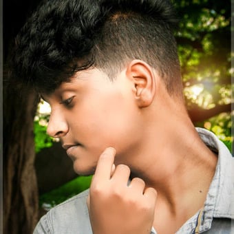 J&uuml;st&igrave;n M&oslash;n&egrave;