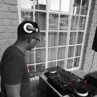 Lets Groove Sessions by Ompitse Kat