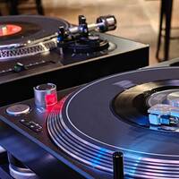 One hour powermix by HitsOnly, vinyl DJ