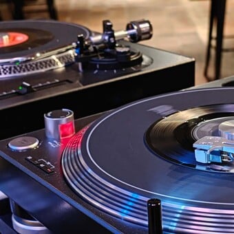 HitsOnly, vinyl DJ