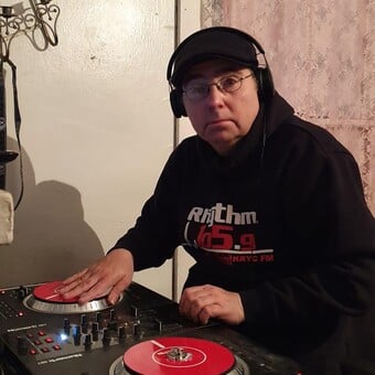 Rhythm 105.9 FM Dj Chris Mixinit