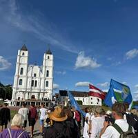 Pāvesta misiju darbi un svētceļojums | Saruna ar pr. Jēkabu Rodionu Doļu un apustulisko oblāti Ritu Refalo | Tiešraide no RML telts Aglonā | Aija Avotiņa | 13.08.2026. by Radio Marija Latvija