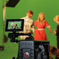 „Zieht euch den Schuh nicht an!“ Wie die Filmindustrie uns mit Schönheitsidealen beeinflusst - Jugendpodcast von Chajah und Golda by Knüpfwerk e.V.