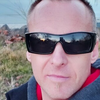 Tam&aacute;s B&ouml;r&ouml;cz