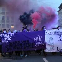 Frauen und Queers Streik 2022: „Das Patriarchat hört nicht auf nur weil der Krieg anfängt“ by zwischen*funken