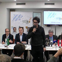 Pressegespräch Flüchtlingskrise vor Lösung? in voller Länge I November 2015 by TheFalseFlag.com