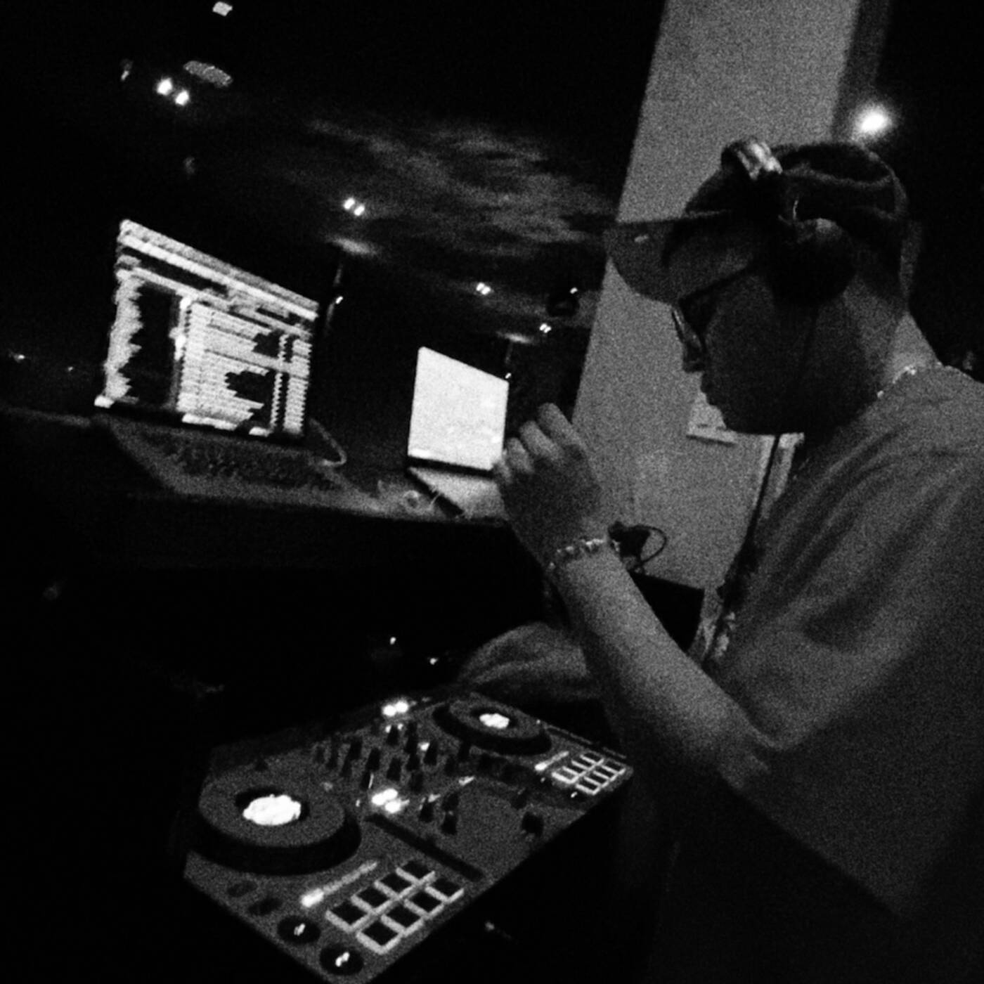 LIVE - MID SET @ D'COFFEE P4 - VARSITY FRIDAY (NO MIC) episode artwork
