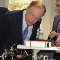 Ministerpräsident Stephan Weil informiert sich über Plasma by HAWK Radio