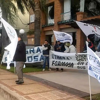 Eusebio Salinas UTHGRA - Protesta frente al hotel Casa Grande by LA NUEVA