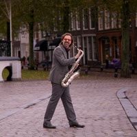 Saxofoonsolo op het Havenplein by Het geluid van Zeeland