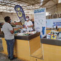 Durante este Verão, o Mercado Municipal de Tavira acolhe uma banca dedicada ao projeto Ação Lixo Marinho! by Rádio Gilão - Tavira